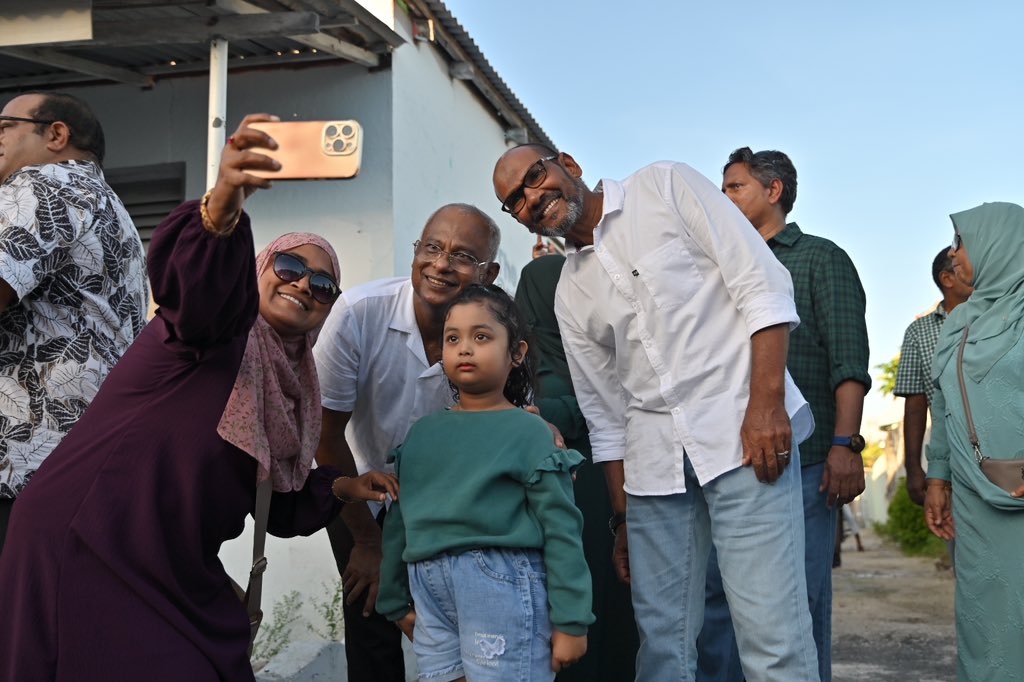 MDPSecretariat's tweet photo. މަޖިލިސް20 އައްޑޫ ސިޓީގެ ހިތަދޫ އުތުރު ދާއިރާއަށް ވާދަކުރައްވާ މިޕާޓީގެ ކެންޑިޑޭޓް، ރައްޔިތުން މަޖިލީހުގެ ރައީސް @aslamDP އަށް ތާއީދު ހޯއްދެވުމަށް މިޕާޓީގެ ލީޑަރޝިޕްގެ ބޭފުޅުން އެދާއިރާގެ ރައްޔިތުންގެ ގާތަށް ދޮރުން ދޮރަށް ހިންގެވުން.

މިސްރާބު ހަމަ މަގަށް އެޅުވުމަށް ހިތަދޫ އުތުރު ދާއިރާއަށް ވާދަކުރައްވާ އެމްޑީޕީގެ ކެންޑިޑޭޓް މުޙައްމަދު އަސްލަމް 3️⃣✅ އަށް ވޯޓު ދެއްވާ!  ⚖️ 

    #VoteMDP
    #MisraabuHamaMagah