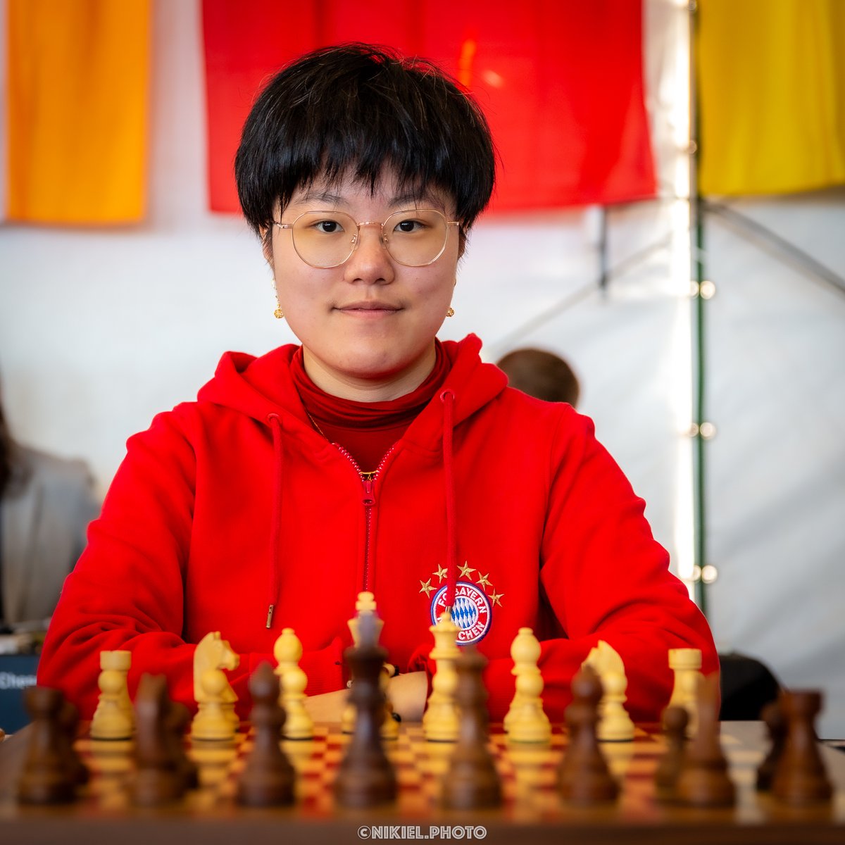 Meanwhile on the 1½/2 boards, Song Yuxin is facing only-slightly-older GM Raja Rithvik (2532), who is stuck in the Hou Yifan pairing system! 😱

lichess.org/broadcast/sunw…
📷: Nikiel Photo
#chess #womeninchess