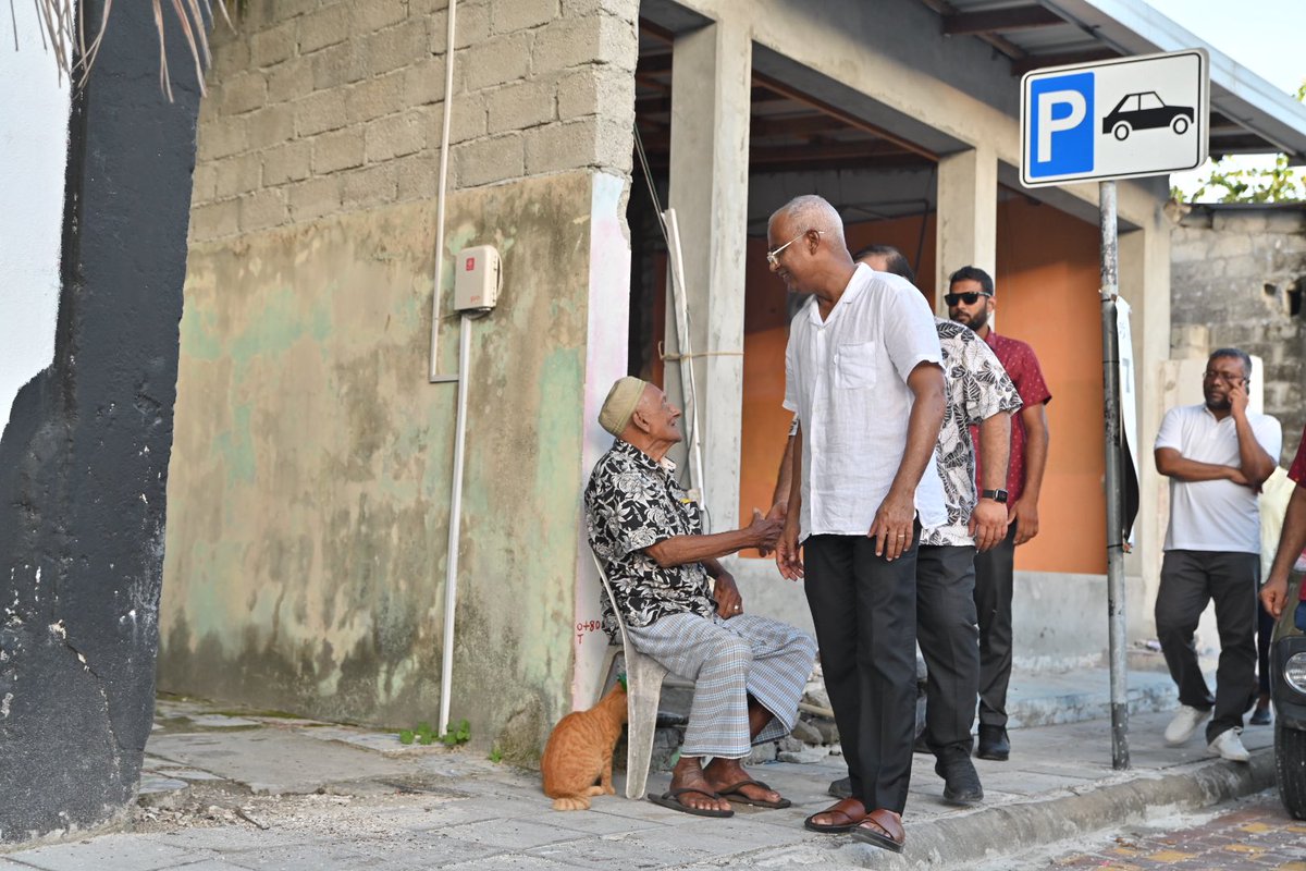 charly_thuthu's tweet photo. މަޖިލިސް20 އައްޑޫސިޓީ، ހިތަދޫ އުތުރު ދާއިރާއަށް ވާދަކުރައްވާ އެމްޑީީޕީގެ ކެންޑިޑޭޓް @aslamdp އަށް ތާއީދު ހޯއްދެވުމަށް އެމްޑީޕީގެ ލީޑަރޝިޕްގެ ބޭފުޅުން އެދާއިރާގައި ދޮރުން ދޮރަށް ހިންގެވުން.

މިސްރާބު ހަމަ މަގަށް އެޅުވުމަށް ހިތަދޫ އުތުރު ދާއިރާއަށް ވާދަކުރައްވާ އެމްޑީޕީގެ ކެންޑިޑޭޓް މުހައްމަދު އަސްލަމް 3️⃣✅ އަށް ވޯޓު ދެއްވާ!  ⚖️ 

#VoteMDP 
#MisraabuHamaMagah