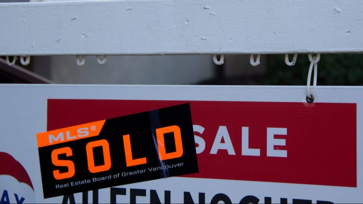 76 percent of Canadians who don't own property are pessimistic about getting into the housing market: @cibc survey. Half say they will only be able to buy a home with help from family or through inheritance. #RealEstate #HousingMarket zoomerradio.ca/news/2024/04/1…