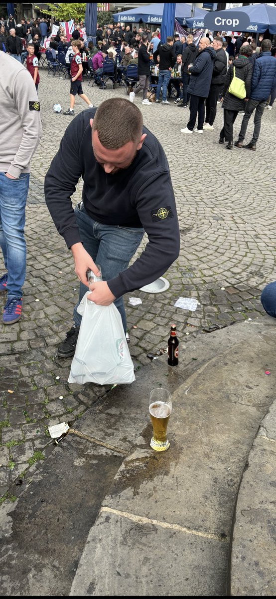 West Ham fans clearing up after themselves in Cologne this afternoon👏🏻👏🏻👏🏻👏🏻⚒️⚒️⚒️⚒️