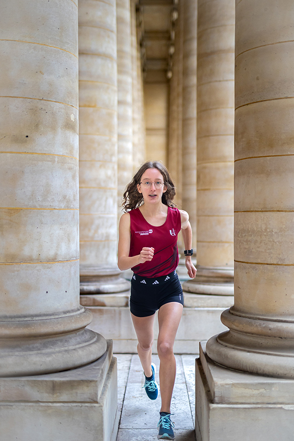 #AthlètesEnJeux | « Aller à l’université m’évite de ne penser qu’au sport, et j’y retrouve le même esprit de cohésion. Ça me renforce mentalement pour la suite ! » 🏃‍♀️ Jeanne Chauris, étudiante athlète de haut niveau à @univ_paris_cite. #Paris2024 #IlluminonsLeMondeDeDemain