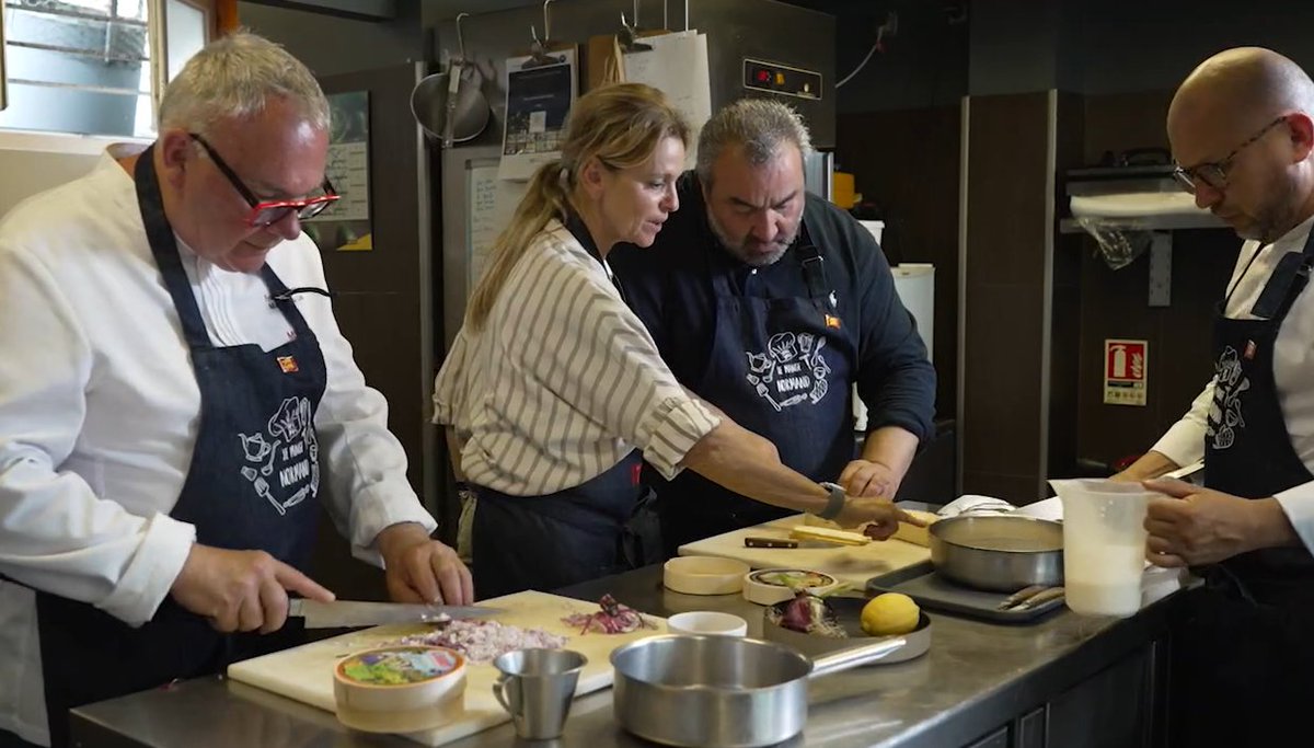 La #gastronomie normande voyage à travers le monde grâce à l'émission #Papilles de @TV5MONDE ! 😋🌍 🎥 La Région a soutenu le tournage de deux émissions en Normandie. La première, avec le chef Stéphane Carbone, a été diffusée samedi 13 avril.