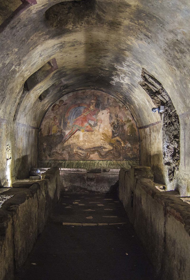 Mithreum de Santa Maria Capua Vetere, Italia (s.IIdC). Este templo mitraico acogió una de las religiones mistéricas más divulgadas en el Imperio Romano entre el s.IdC - IVdC. Descubierto de forma fortuita en 1922 es considerado uno de los mitreos más importantes del mundo.