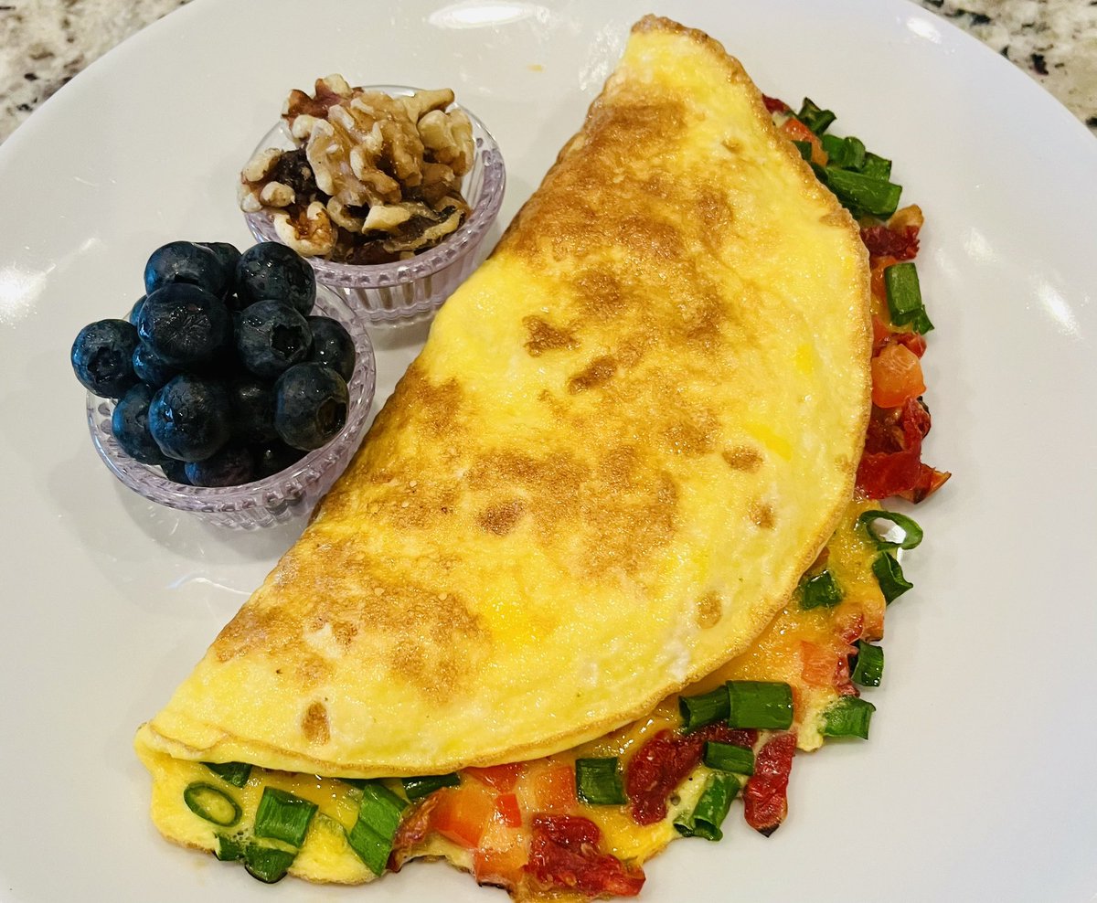 Omelet you take a look at breakfast this morning. This was stuffed with cheddar, peppers, chive and sun dried tomatoes. 😋Hope everyone has a Good Thursday #Food #Foodie #ThursdayThoughts