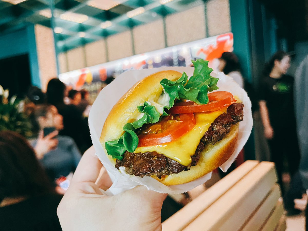 渋谷にオープンしたシェイクシャックにいってけんじさんの壁紙をみながらハンバーガー食べまくりました