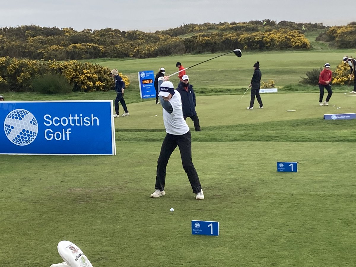 Our overnight leader Evie McCallum begins her second round, flying the flag for home hopes🏴󠁧󠁢󠁳󠁣󠁴󠁿🏴󠁧󠁢󠁳󠁣󠁴󠁿🤞🤞 @ScottishGolf #Scottishgirlsopen