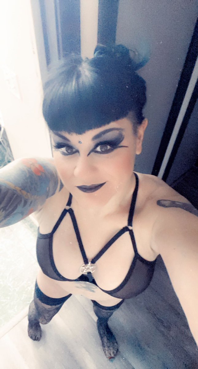 💞LIVE 💞on #webcam virtual playroom, Real #gfe #webcammodel #Fetishmodel #nudemodel #gothslut #milf #gothmilf #gothmodel @MarcindaDesade💞 She loves to play with her interactive #Lovense Toys 😘 📱WATCH💻 linktr.ee/Albertagoth #mustfollow 🔥 #HotandSexy