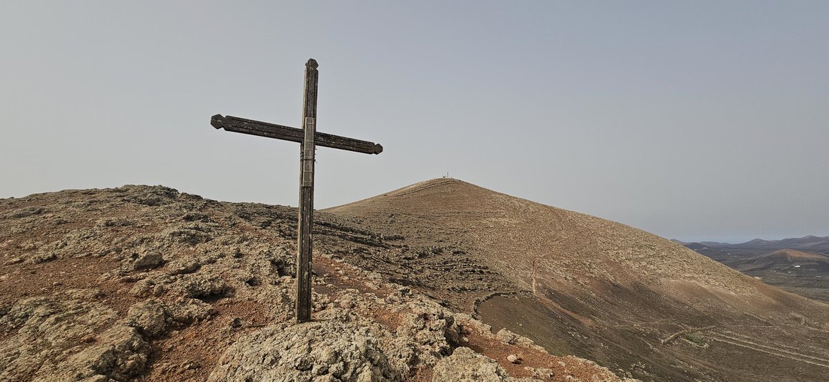 Customdiver's tweet image. So what else do you do when you get a weather warning for extreme heat,  you run early up a mountain of course. Bonkers that's me.
Montana Blanca almost 600 mtrs, 30 degrees + fantastic views of the whole island ,now time for rehydration 🍺🍺
