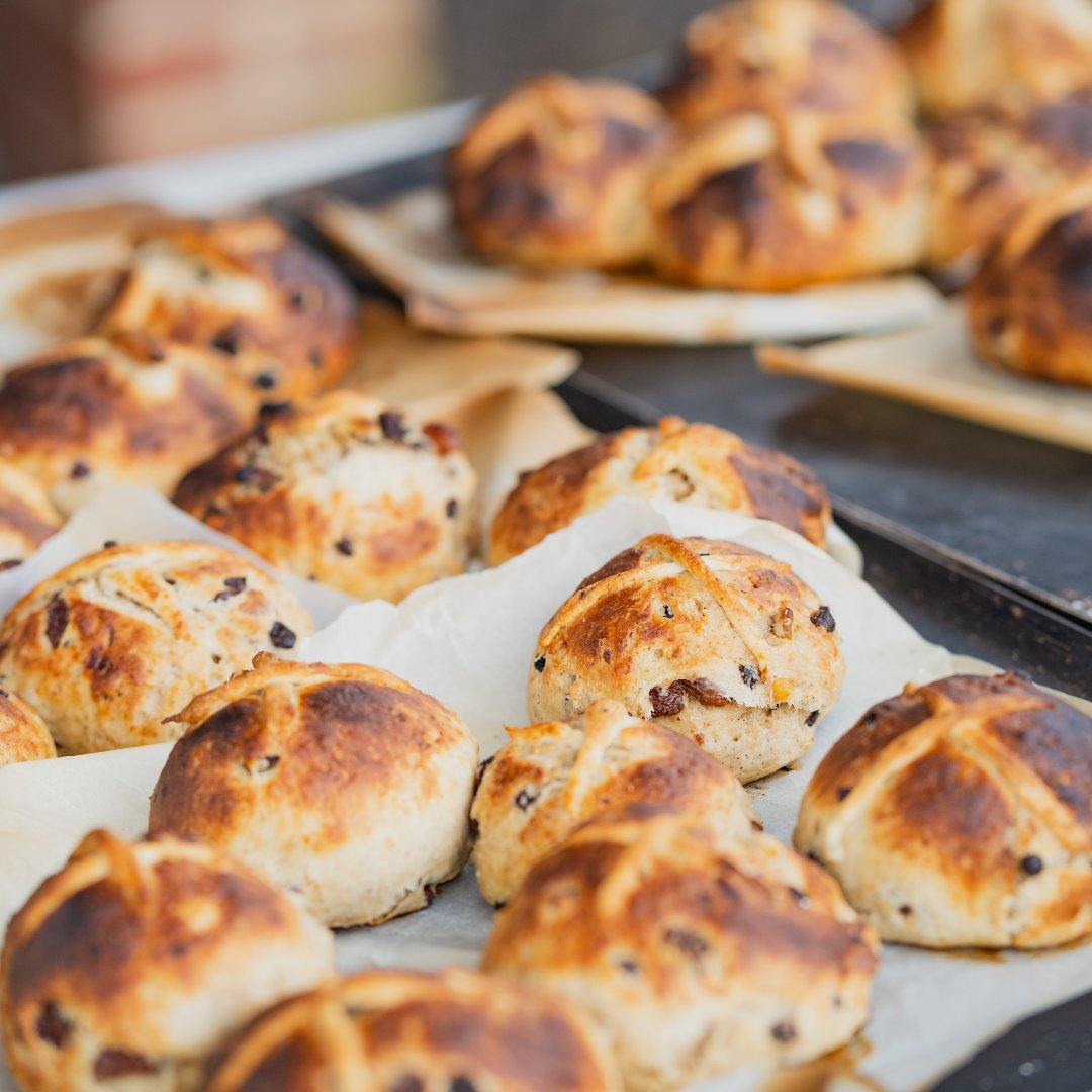 ✨ Extra hot cross bun baking workshops added this weekend! ✨ Our hot cross bun baking workshops have been so popular, we've added more on Friday 12 and Saturday 13 at 10.30 and 13.30 😋 🎟️ Ages 5+, booking essential: foodmuseum.org.uk/events/hot-cro… #FoodMuseumUK #HotCrossBuns