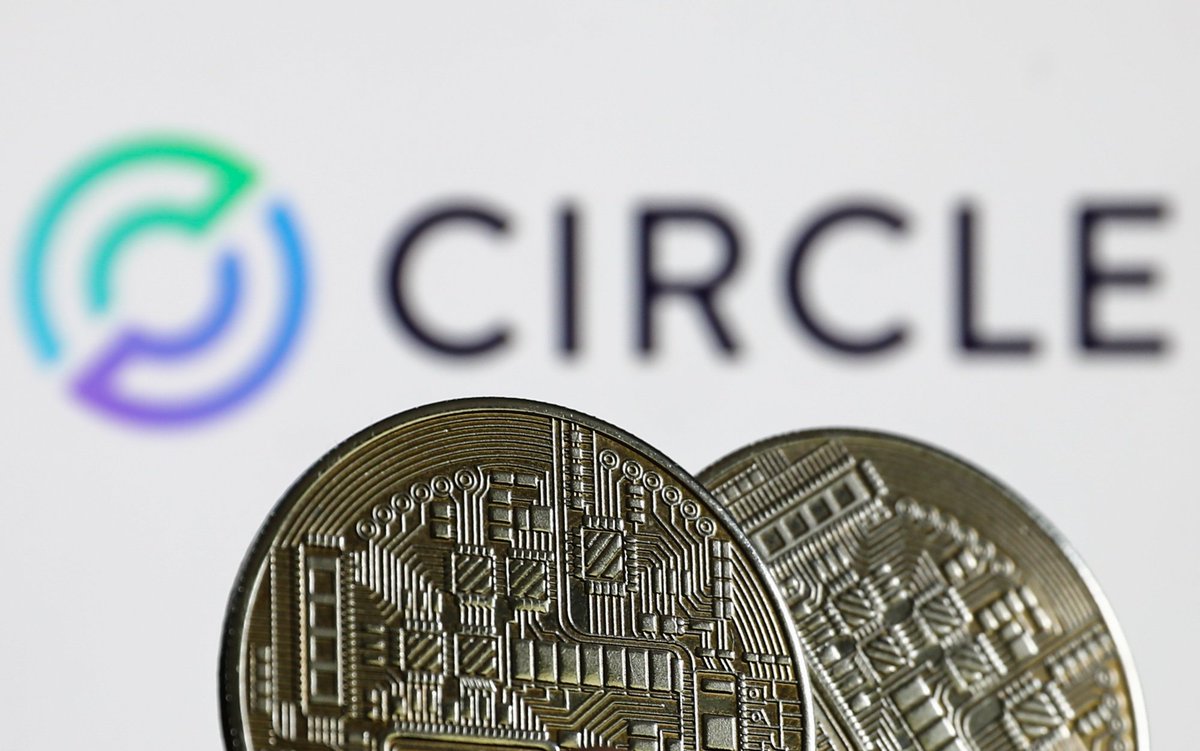 BLACKROCK’S NEW TOKENIZED INVESTMENT FUND TO ALLOW $USDC TRANSFERS “This smart contract provides BUIDL investors with a near-instant, 24/7 BUIDL off-ramp that brings to bear the core benefits of tokenized assets” - @Circle today announced it will allow shares in BlackRock’s…