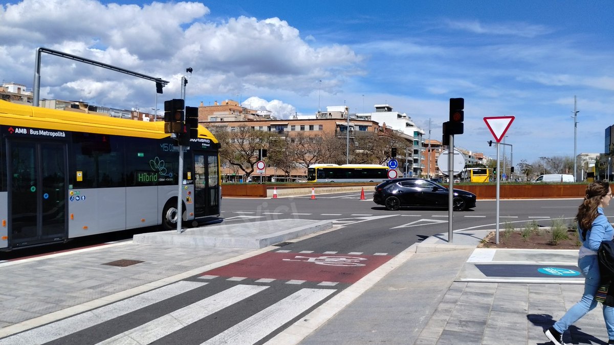 Com és que aquest carril bus que travessa aquesta rotonda de #Castelldefels encara no està actiu? Hi ha algun problema tècnic que en retardi l'obertura? @Mobilitat_AMB @AjCastelldefels  @transportpublic