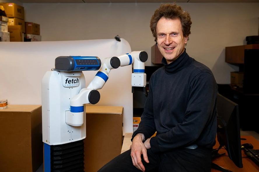 Karol Family Applied Technology Professor Matthias Scheutz is working with robots to develop algorithms for interaction with humans, taking into account people’s reactions to robots in everyday settings. bit.ly/3xFwfOn