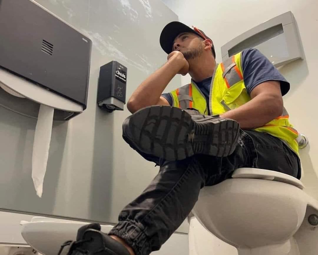 corridosybandas's tweet photo. Yo en el jale esperando que sea viernes https://t.co/LLVtXzh6Pb