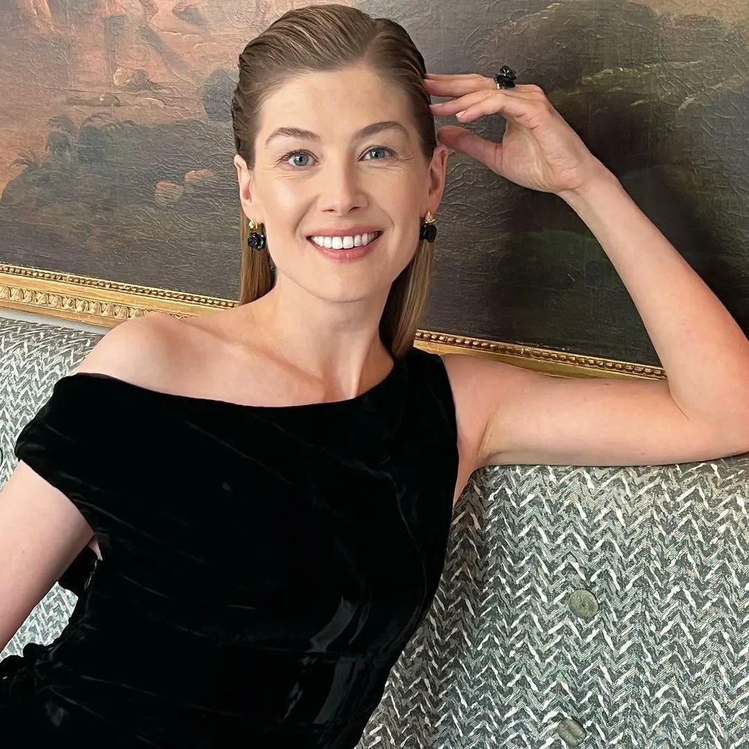 SaphiraPrince's tweet photo. La próxima pelicula de #GuyRitchie se llamará #InTheGrey y el reparto estará formado por Henry Cavill, Jake Gyllenhaal, Eiza González y Rosamund Pike entre otros https://t.co/KXjcMfQp3N