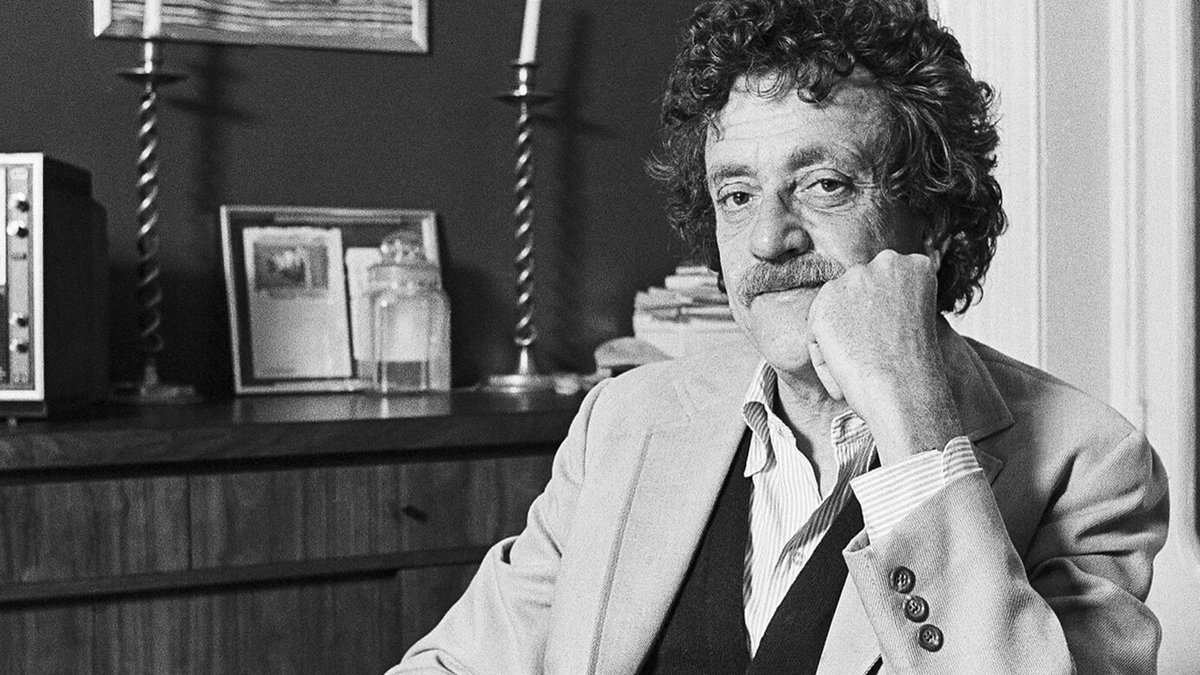 Kurt Vonnegut 17 yıl önce bugün dünyaya veda etti. Kedi Beşiği 60, Şampiyonların Kahvaltısı da 50. yaşını geçen yıl devirdi. Burak Uluer'den Vonnegut’un hayatı ve eserleri arasında bir gezinti, e-Express'in ilk sayısından naklen: dergi.birartibir.org/2024-1/kurt-vo…