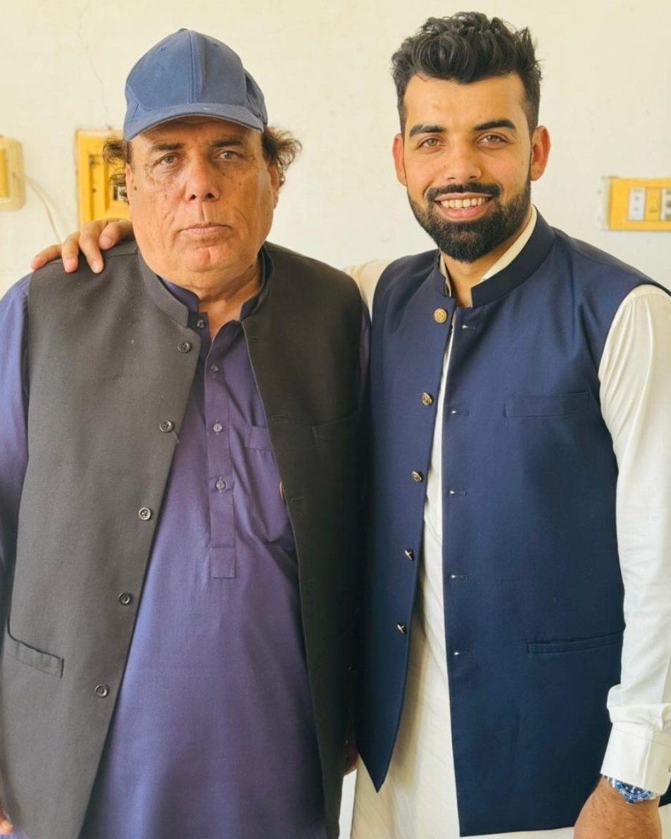 Shadab Khan with his father on Eid! ❤️

#ShadabKhan | #GreenShirts