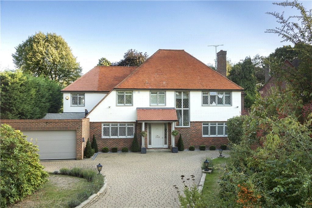 This dream home in Kingston Upon Thames is available to rent and includes 5 bedrooms, 3 bathrooms, a gym, beautiful landscaped gardens, a paved carriage driveway and a garage. Book a viewing now! 🏡

bit.ly/4ctPevj

#propertyoftheday