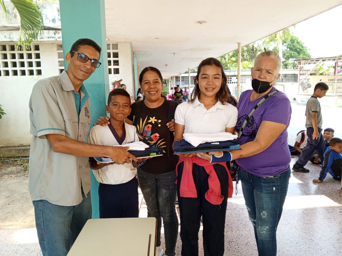 #11Abril Gracias a las acciones del 1*10 del buen gobierno de nuestro Presidente Obrero <a href="/NicolasMaduro/">Nicolás Maduro</a>, los estudiantes de la UEN Gladys Briceño, reciben con alegría kit de útiles escolares y uniformes. Protegiendo al pueblo.
#RebeldiaAntiImperialista