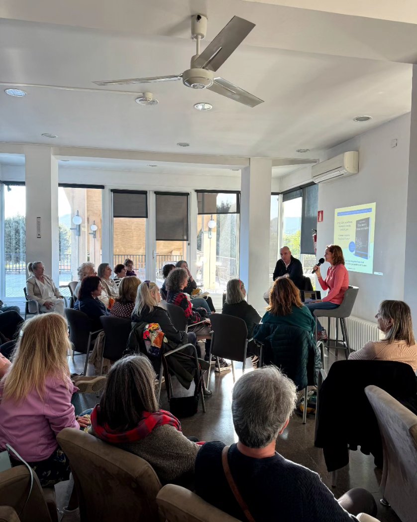 Ahir, més emocions en aquest procés tan intens de presentar 'Una mort i trenta-tres vides'! 🥰Moltes gràcies al @ClubTennisVic per l'acollida i a la Judit Mas per tota l'organització! I moltes gràcies a en Lluís Monteis per haver-se deixat entabanar i 'liderar' l'acte!