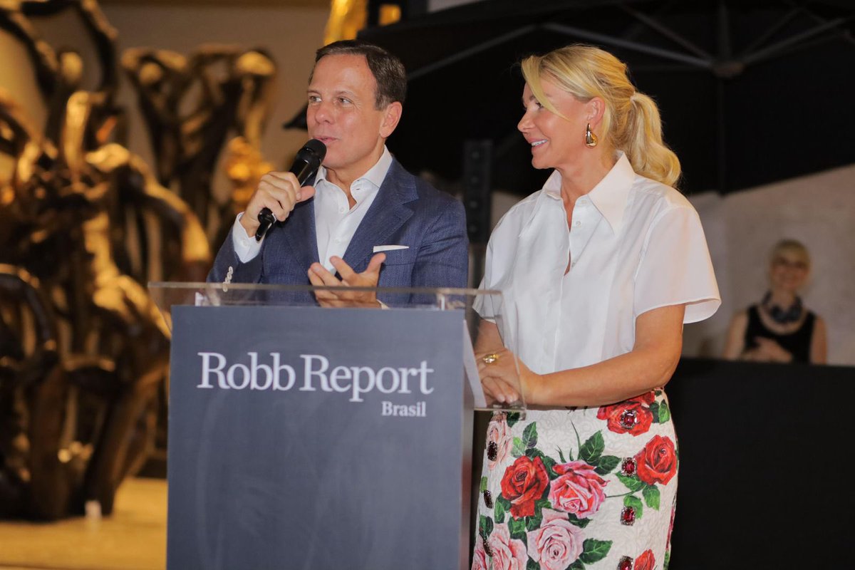 Feliz por estar ao lado da Bia Doria e de tantas amigas, que foram ao evento da Robb Report, na pré-inauguração do Atelier/Galeria Bia Doria , na Vila Nova Conceição, em São Paulo. Arte sustentável com o talento da Bia, em lindas esculturas. Adoro! Parabéns Bia!🌹