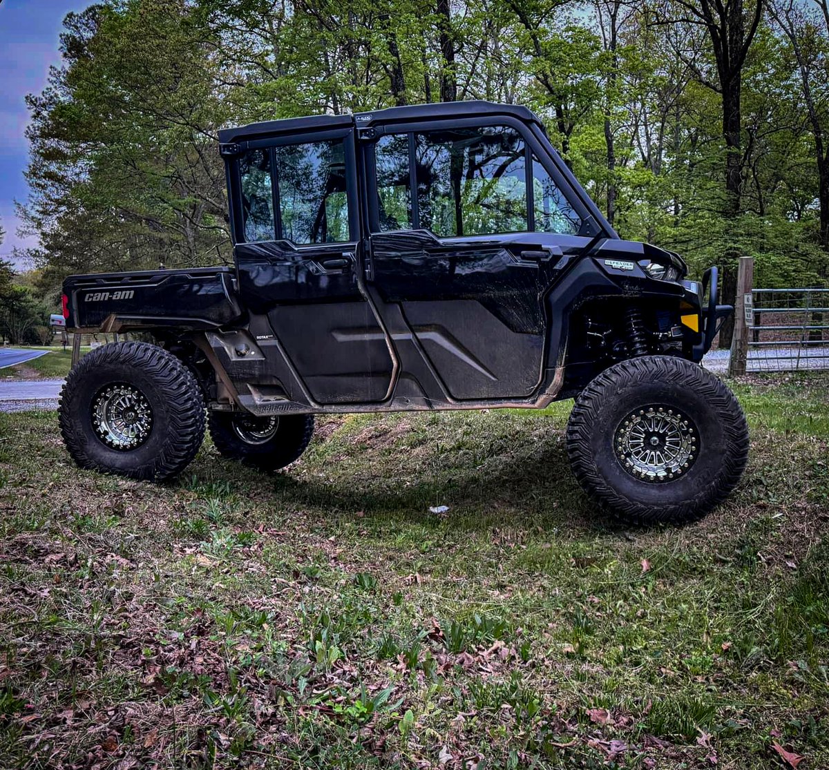 🛠 #CartersOffroad got this 2024 @canam #DefenderMAX Lonestar Edition riding right, on a #SuperATV 6' suspension lift kit with #RhinoAxles. Bring on the trail! 💪😎🦏