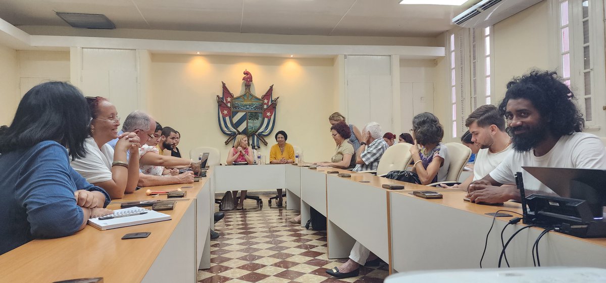 Más del 80% de la población cubana actual, solo ha conocido una #Cuba 🇨🇺 con bloqueo. La Viceministra de Relaciones Exteriores @JosefinaVidalF, desde el Anfiteatro Varona de la @UdeLaHabana junto a estudiantes y profesores reflexionan sobre el tema. #MejorSinBloqueo