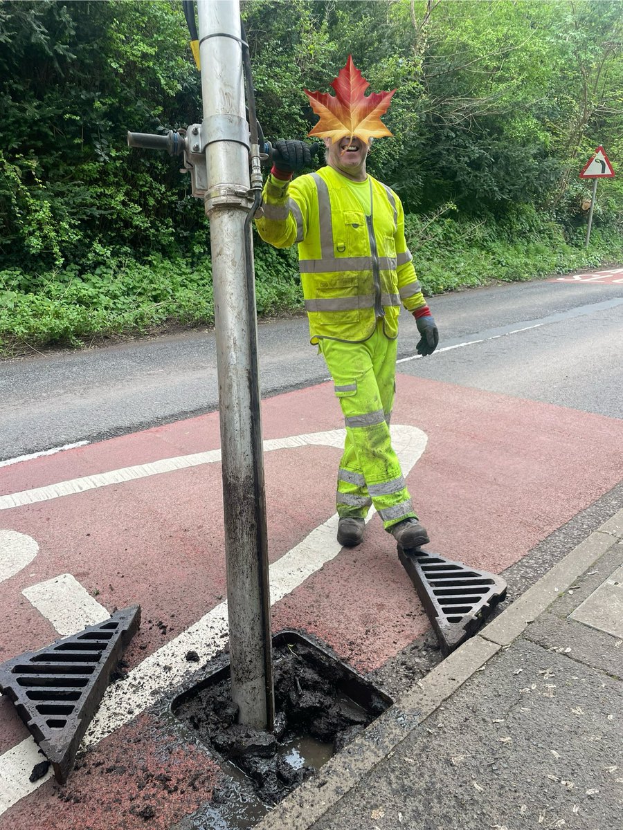 So very pleased to see these fellas this afternoon - our drains are finally getting unblocked!!! Maybe now less of our pavements will be flooded ❤️