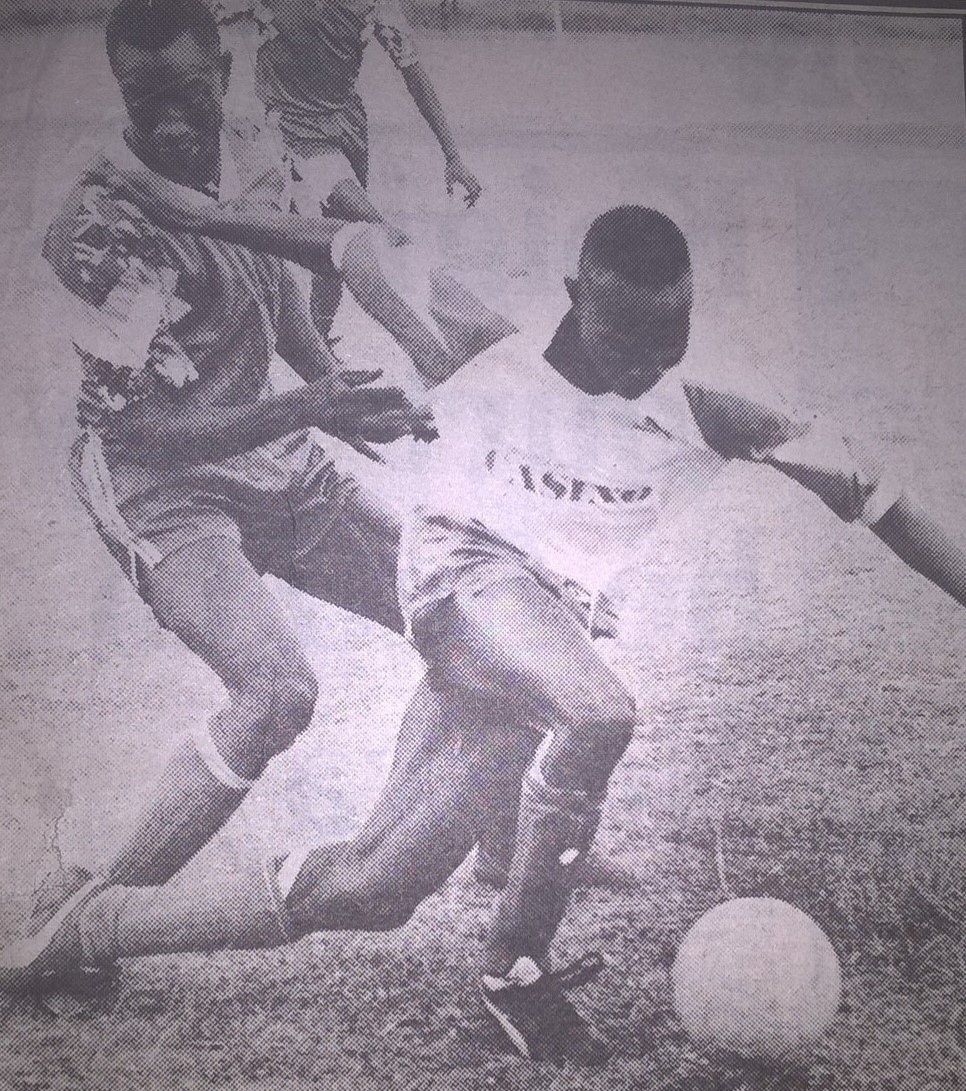🟢 | TBT Down memory lane... Zedekiah 'Zico' Otieno in a tussle against Utalii player during a league match. #Sirkal | #GorFansClub