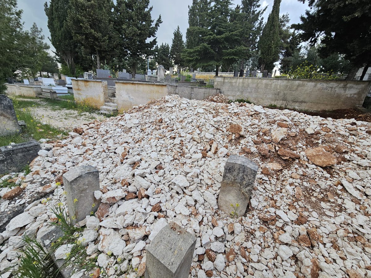 @AntepBelTr sayın yetkililer Anneannemin mezarı taşların altında kalmış.Lütfen ilgilenirmisiniz @FatmaSahin