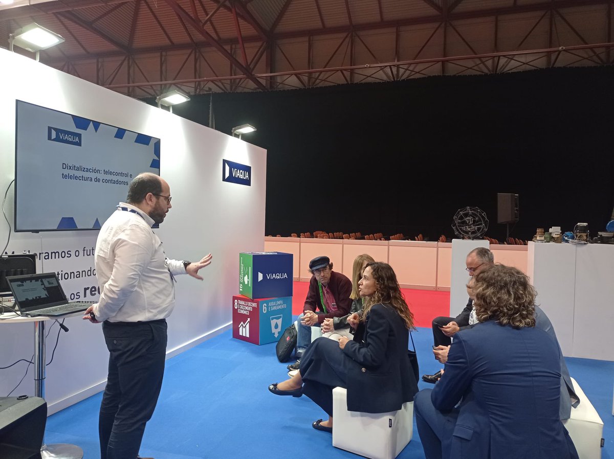 Grazas <a href="/PazodeRaxoi/">Concello de Santiago</a> por achegarse ata o noso stand coñecer máis sobre #dixitalización do ciclo da auga e ver de primeira man todos os produtos e proxectos que estamos compartindo en #ExpoMunicipal24.