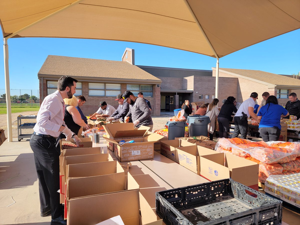 Glendale employees volunteered alongside @GESD40 employees to pack and hand out food boxes at the GESD System of Care Center . More than 350 food boxes were handed out to the community in just an hour! 👏Way to go, team!