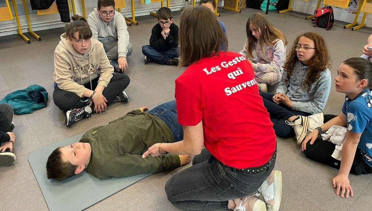 ici_bnormandie's tweet image. Grâce à deux soignantes de #Bayeux et #Caen, 140 enfants de l'école élémentaire de Merville-Franceville se sont formés aux "gestes qui sauvent"
➡️ l.francebleu.fr/A16l