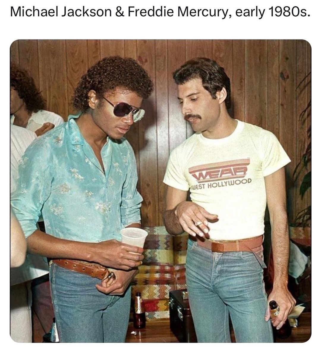 Fotografía I CO NI CA. #MichaelJackson y #FreddieMercury #RadioCanal100 🍂📻💯 Whatsapp: 0981 40 70 11 👋🏼 Escucha vía web: megacadena.com.py 📻🍂💯