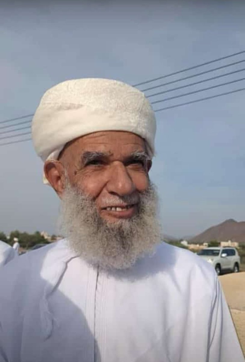 abumood1997's tweet photo. في رثاء المعلم سعيد:

لنا في ثنايا العيد حزنٌ و أدمعُ
فلا عيدَ والشيخُ (السعيدُ) مُودِّعُ

ترحّلَ و القرآنُ خيرُ شهودِه
يؤازرهُ يومَ الحساب ويشفعُ

ولا زال قلبي لاهجا لكَ بالثنا
ولم ينسَ كأس الأمس والأمسُ منبعُ

فيا رحمةَ الرحمنِ حُطّي بقبرِه
فكلُّ فؤادٍ جاء فيه يشيِّعُ

إسماعيل https://t.co/MhNINN6F3q