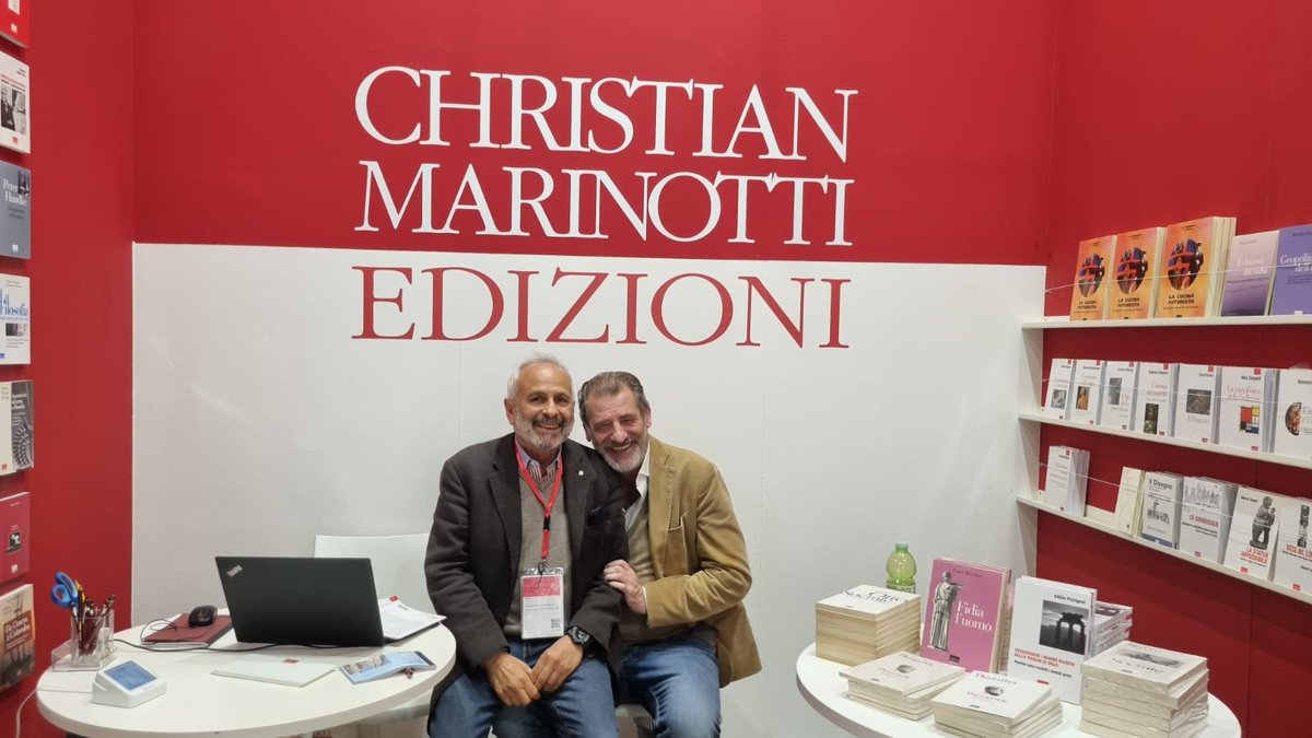 ..iniziano le visite (foto courtesy Stella Marescalchi) @miartMilano #christianmarinottiedizioni #editore #libri #lettura #saggistica #filosofia #pensiero #poesia #saggi #testi #lettureconsigliate #unlibroinregaloèsempregradito #leggere