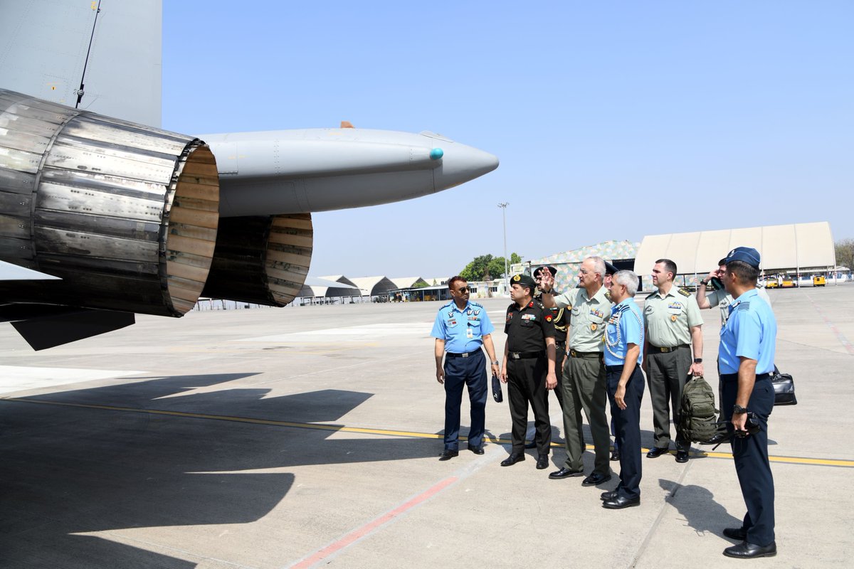 General Dimitrios Choupis, Chief of the Hellenic National Defence General Staff (HNDGS), visited a frontline fighter base of IAF yesterday. During his visit, he met and interacted with the station personnel and also witnessed a display of low level aerobatics by the Su-30 MKI