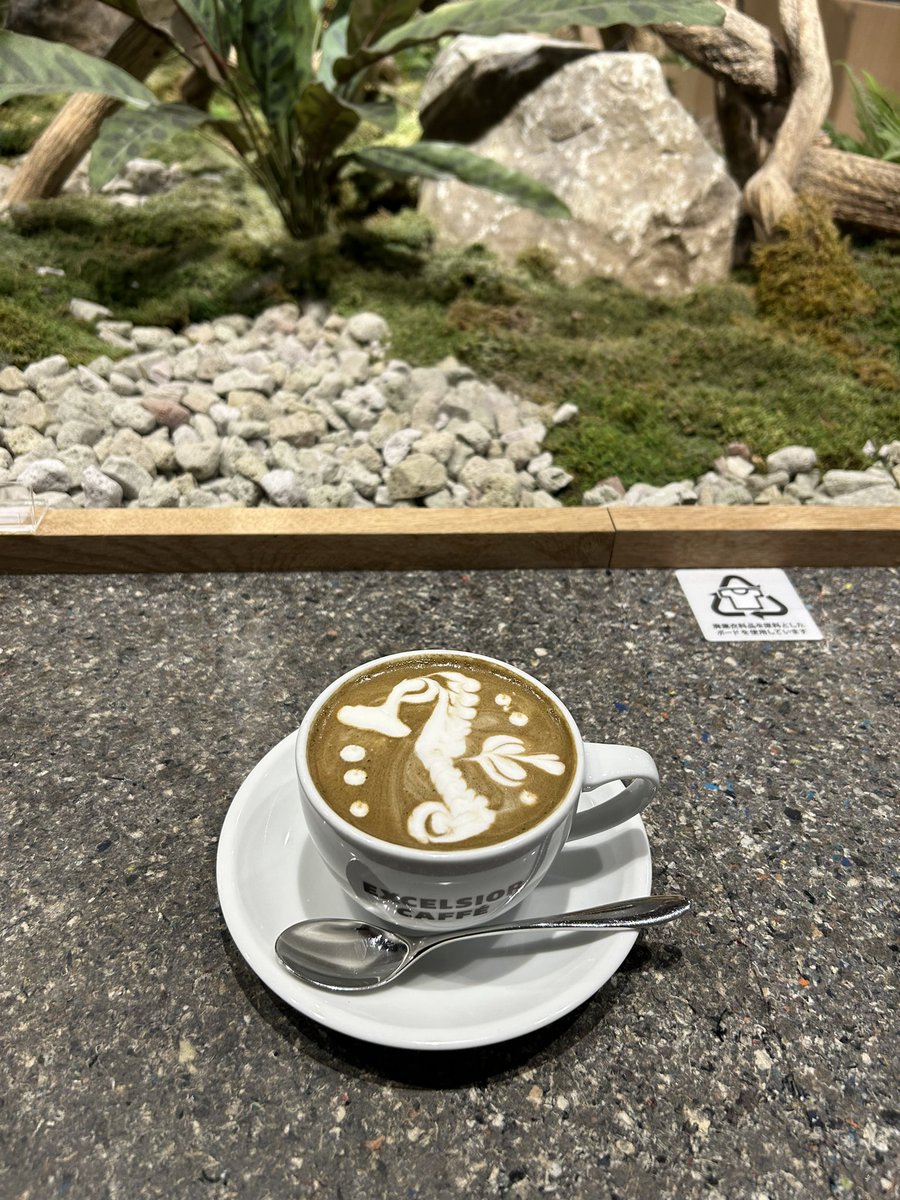 Doppo1033's tweet photo. 良く行くカフェのラテアートが日に日にレベルが上がっていった結果、最後タツノオトシゴになった https://t.co/i0Y1YrgQSD