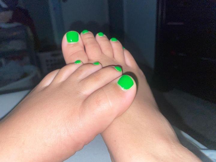 @fineassmilffeet showing the page love with he GPM CERTIFIED set!! Y'all show love and she just might pull up to this app more 💚💚💚💚

Submissions welcome. Anytime, any shade 💚✅️ #GreenPedisMatter #greennails #greenpedicure #green #greenpolish #greentoes