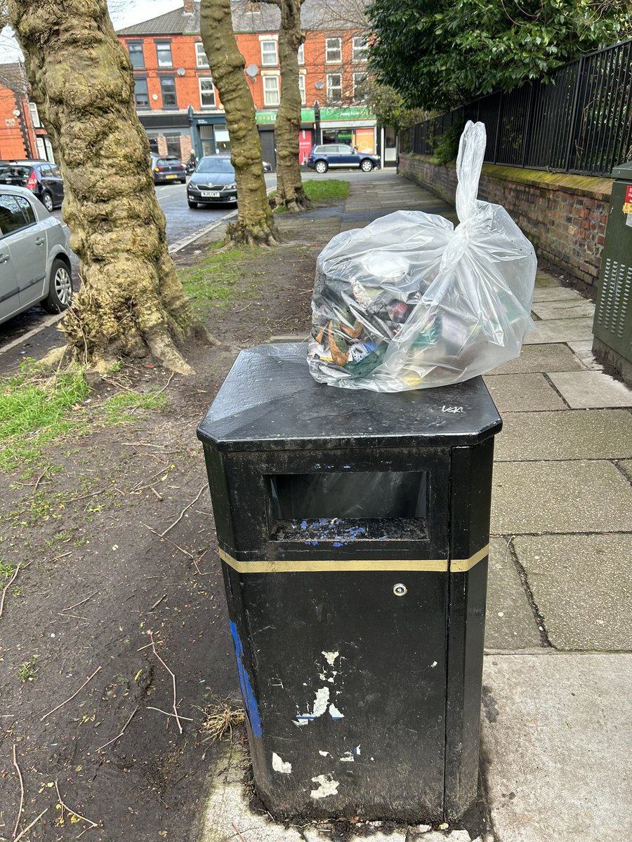 Penny Lane from Dovedale Rd to Spire and back is now litter free A few than you’s Chat with Shane from junior Parkrun 1 bag of litter #pennylanewombles #litterpicking #sustainable #gogreen #savetheplanet #beatles #pennylane #thebeatles #liverpool #keepbritaintidy #litter