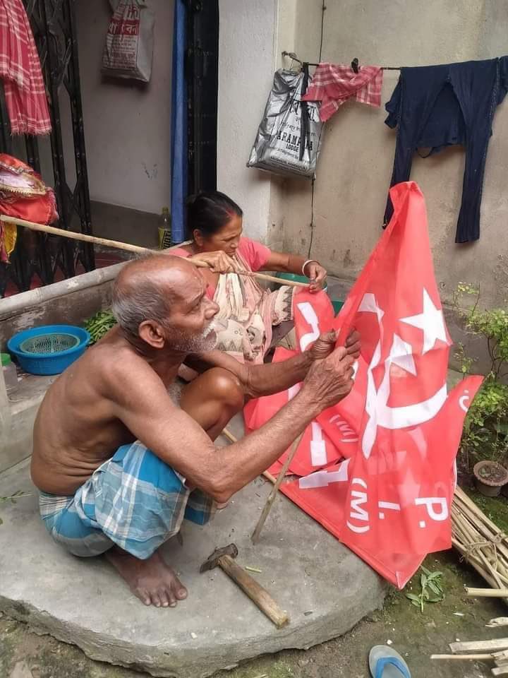 মহিলারা দেওয়াল লিখনে,খালিগায়ে বৃদ্ধ ও একজন মহিলা দান্ডায় লাল ঝান্ডা বাঁধায় ব্যস্ত। যদি কেউ এখনো কাজে নেমে না থাকেন তিনি নিশ্চয় কাল নামবেন।নষ্ট করার মতো সময় যে নেই আমাদের হাতে।যে কোনো পরিস্থিতির মোকাবিলা করার জন্য এখন থেকেই প্রস্তুতি চাই। #Vote4Left #BengalNeedsLeft…