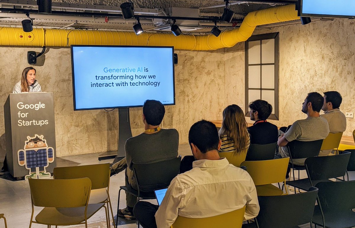 Esta mañana, nos ha acompañado Julia Hernández, Customer Engineer de @GoogleCloud_ES en Campus, para explorar con nuestros founders la consola de Google Cloud y herramientas de IA. Una sesión 🤯 para sacar el mayor rendimiento a esta tecnología en una startup.