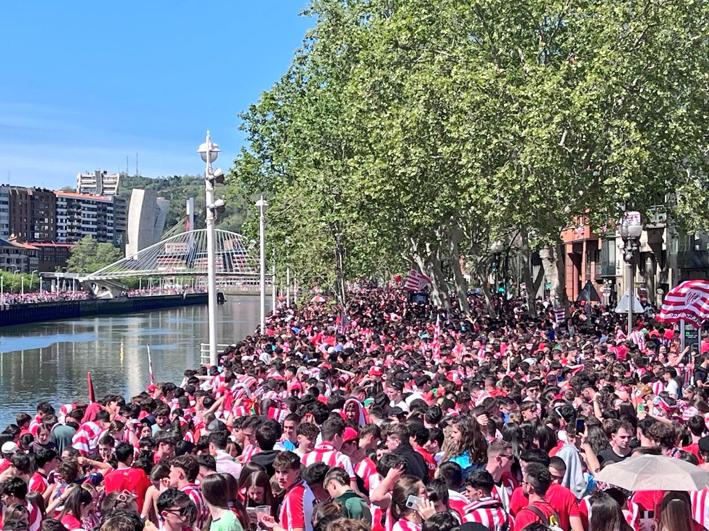 WOW. Bilbao is ready for La Gabarra! @sidlowe @Athletic_en