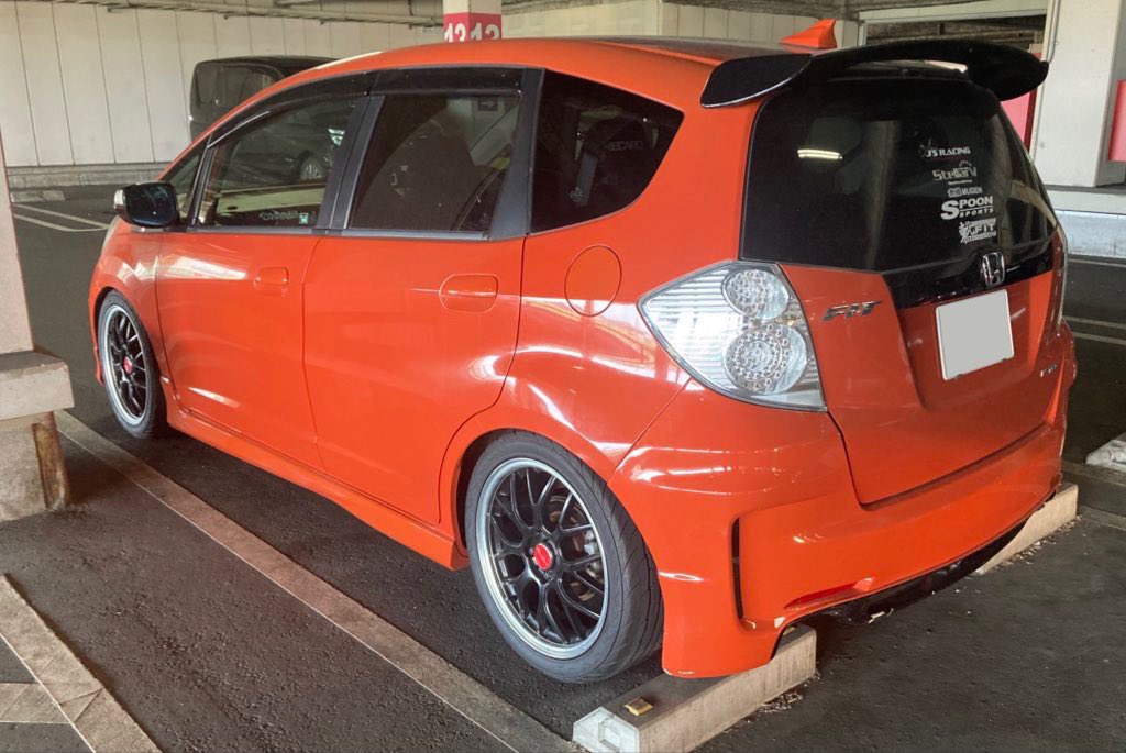 #あなたのそのステッカーのメーカーちゃんと使ってますか
今テールランプノーマルに戻してるから、ステラファイブ(ウィンカー切れ)は使ってないです……(  '-' )他は使ってる！(((((