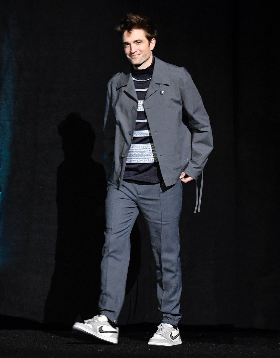 Robert Pattinson tiene el traje que vale para la alfombra roja y también para la oficina: el actor ha acudido a la CinemaCon de Las Vegas con el conjunto de Dior Men más versátil del armario masculino.