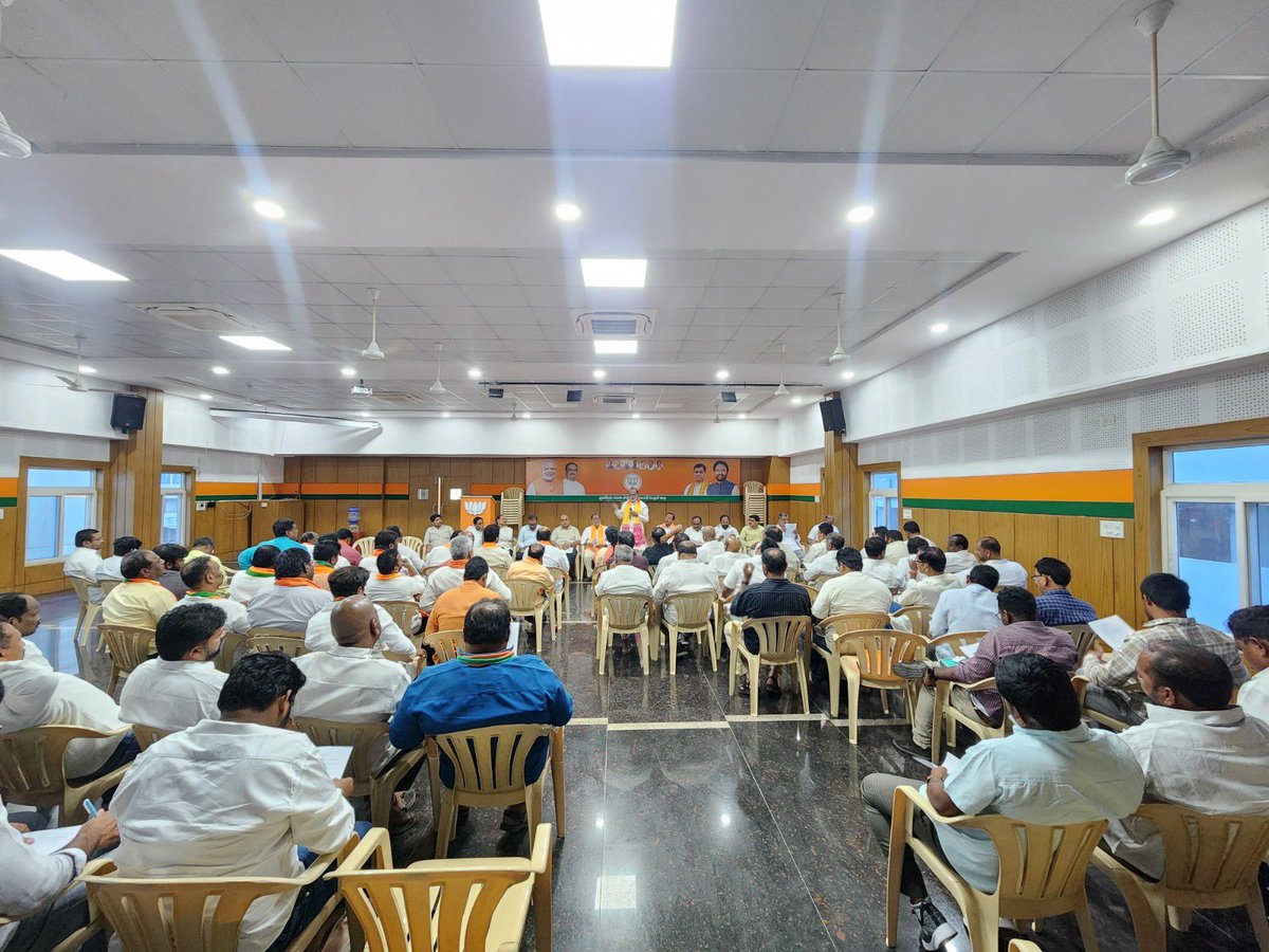 Engaging discussions today at the BJP City office in Barkatpura, with all divisions and booth leaders from the Secunderabad Parliament! Focused strategies were laid out to ensure success in the upcoming Lok Sabha elections. Together, we're aiming for #AbkiBaar400Par!…
