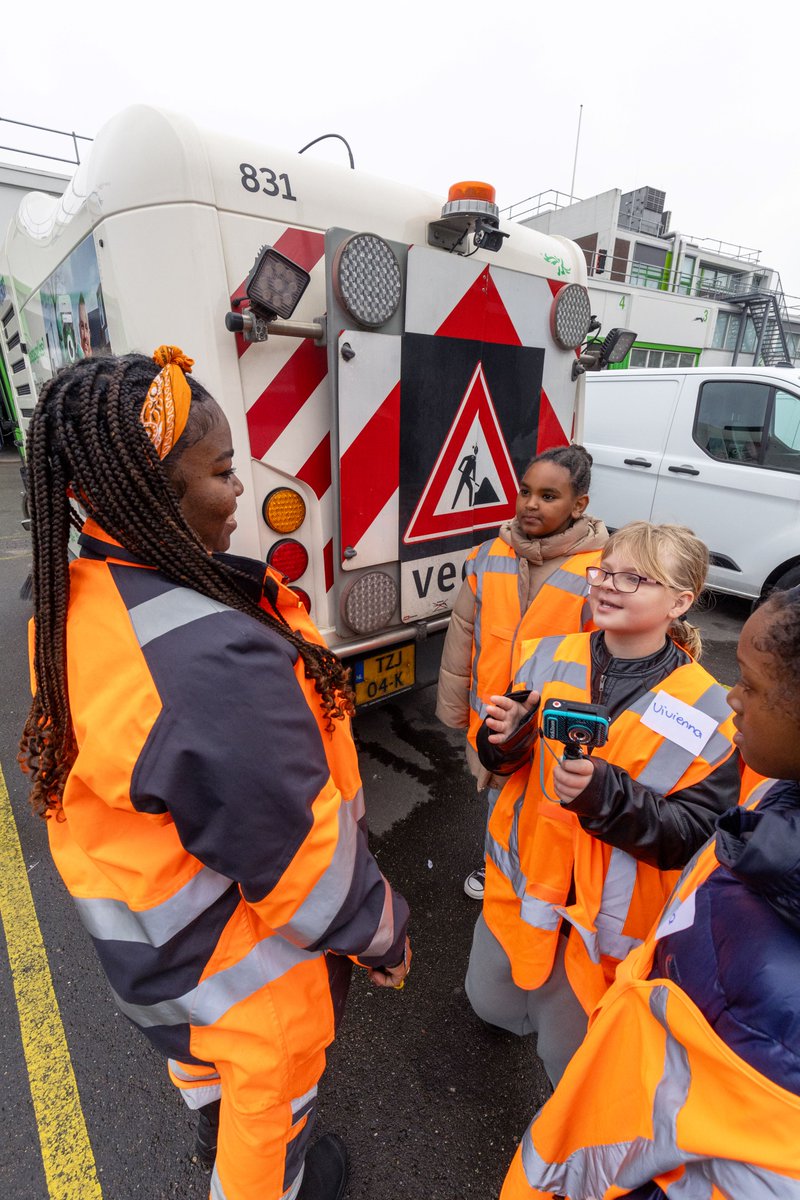 ‘Mooi is als meer meisjes dit werk later ook gaan doen’, zegt reiniger Michelly, terwijl ze haar vak als veegmachine-piloot toont.
Vandaag op #GirlsDay verkennen meisjes (10-15 jaar) diverse #Technische ‘mannelijke beroepen’ o.a. bij gemeente Rotterdam: rotterdam.nl/mooi-is-als-me…