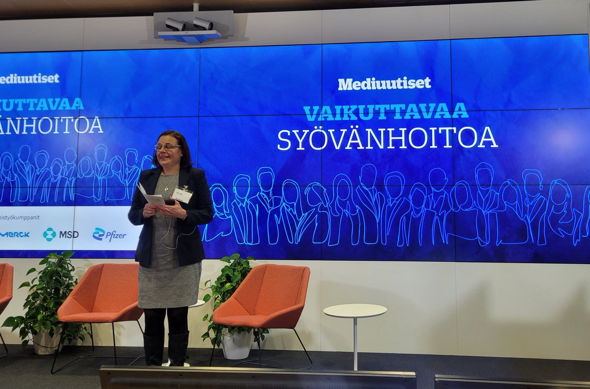 Mediuutisten Vaikuttavaa syövänhoitoa -tapahtuma on juuri alkanut Alma-talossa 🎗️ ensimmäisenä puhujana kansanedustaja <a href="/MiaLaiho/">Mia Laiho</a>: STM valmistelemassa #syöpästrategia'n toimeksiantoa Kansalliselle syöpäkeskukselle. FICANin ylilääkäri <a href="/NykoppTK/">Timo Nykopp</a> jatkaa syöpästrategian merkityksestä.