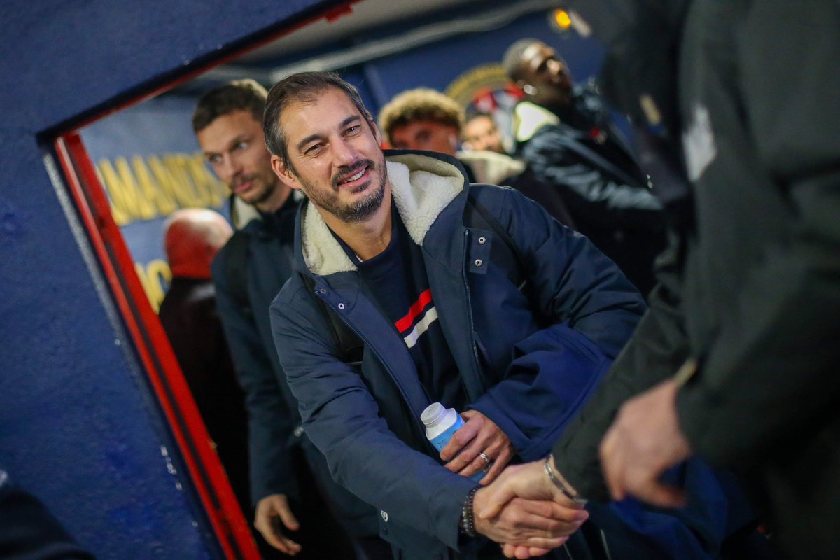 💬 Nicolas Seube « Il me reste trois joueurs pour deux postes au milieu de terrain. Hianga’a Mbock est un leader technique mais j’estime qu’il doit élever son niveau d’agressivité. » #SMCaen #SMCRAF