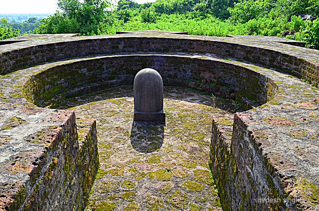 The Palace of Empress Prabhavatigupta This is the famous 1650 years old Mansar Archeological Site or Vaakatak Palace Complex, identified as Pravarapura named after Prabhavatigupta's son, Pravarasena. An extensive Hindu temple complex & idols of Hindu deities have been unearthed.